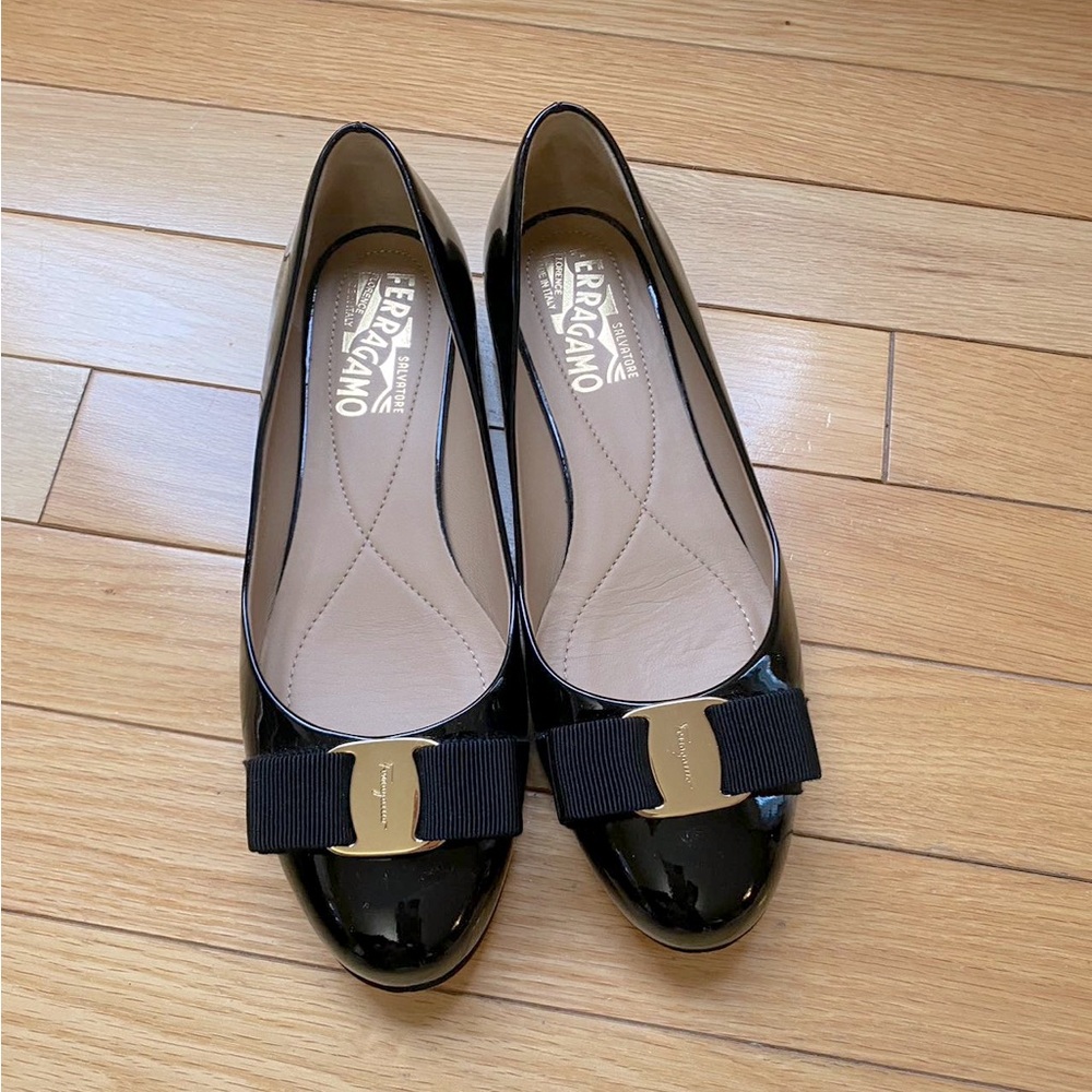 Like new Ferragamo Salvatore Black Patent Leather Vara Bow Ballet Flats - Picture 4 of 7